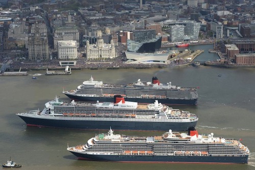 Le Queen Mary 2, le Queen Elizabeth et le Queen Victoria, alignés sur la rivière Mersey, à seulement 426 pieds de distance