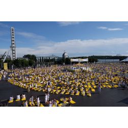 Près de 10 000 yogis au Lolë White Tour Montréal