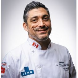 Samuel Sirois, candidat canadien au Bocuse d'or 2023, en cuisine au Restaurant de l'ITHQ