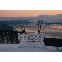 Bonjour Québec s’inscrit dans le paysage hivernal par des sculptures sur glace dans trois sites touristiques québécois