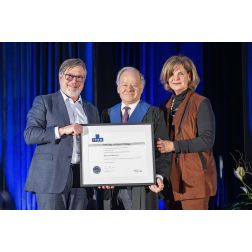 Raymond Bachand honoré par l'ITHQ pour sa contribution à l'industrie touristique québécoise